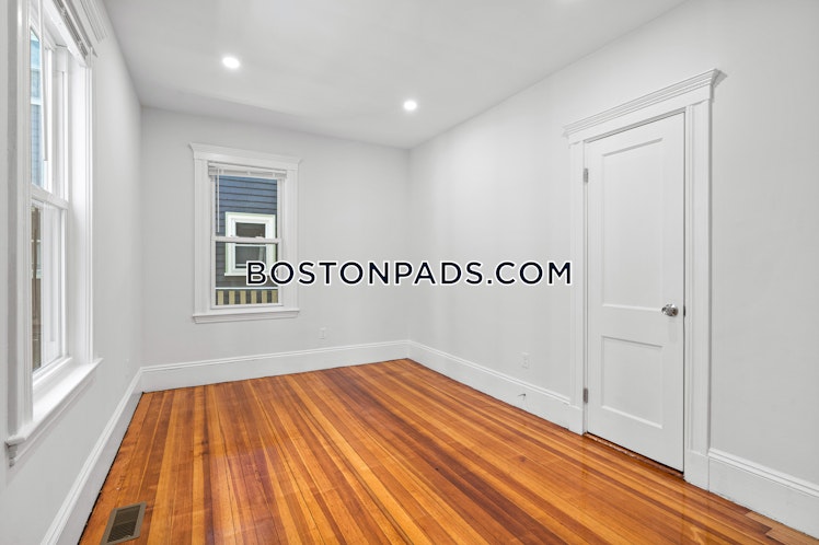 Bakersfield St., Boston