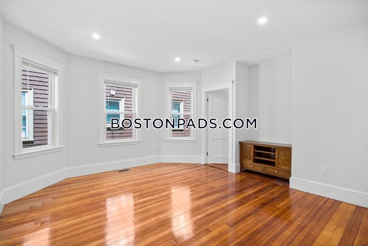 Bakersfield St., Boston