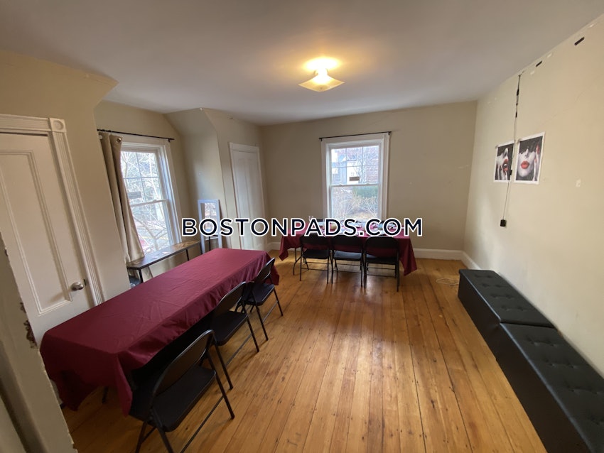 CAMBRIDGE - HARVARD SQUARE - 5 Beds, 2 Baths - Image 9