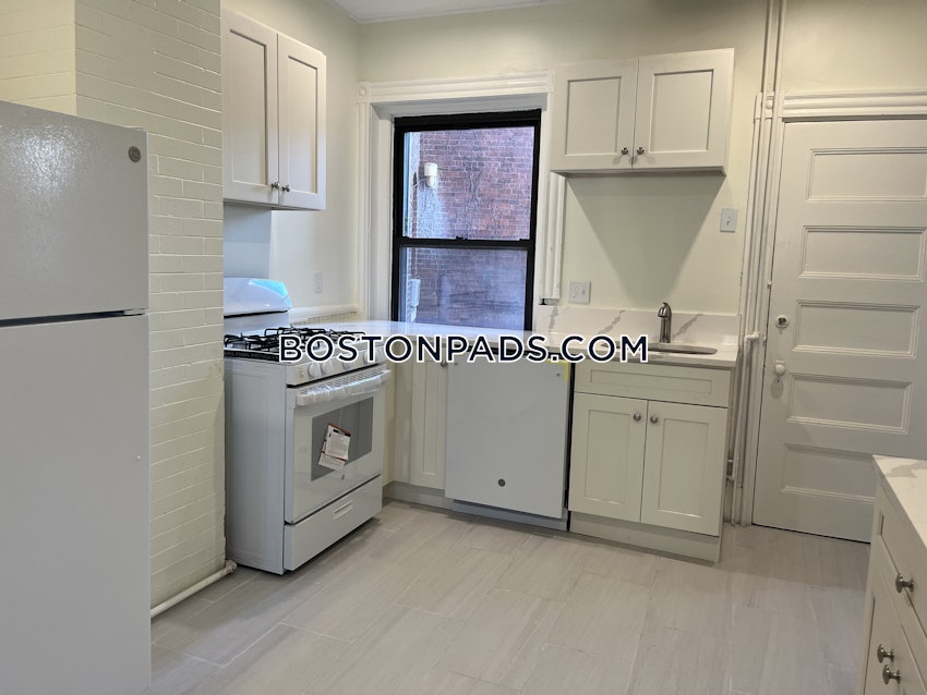 BROOKLINE - CHESTNUT HILL - 3 Beds, 1 Bath - Image 3