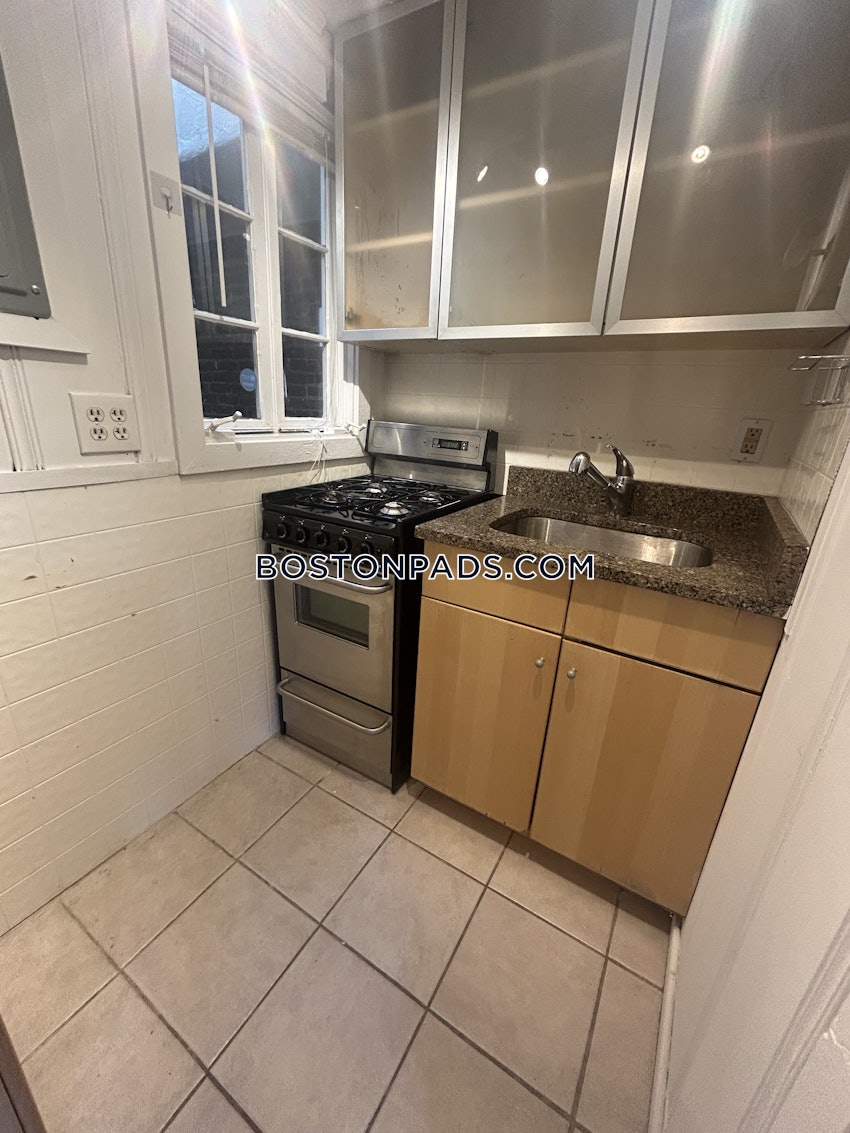 BOSTON - BAY VILLAGE - 1 Bed, 1 Bath - Image 2