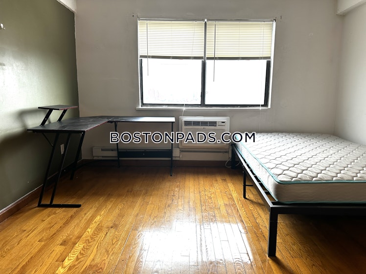 Commonwealth Ave., Boston