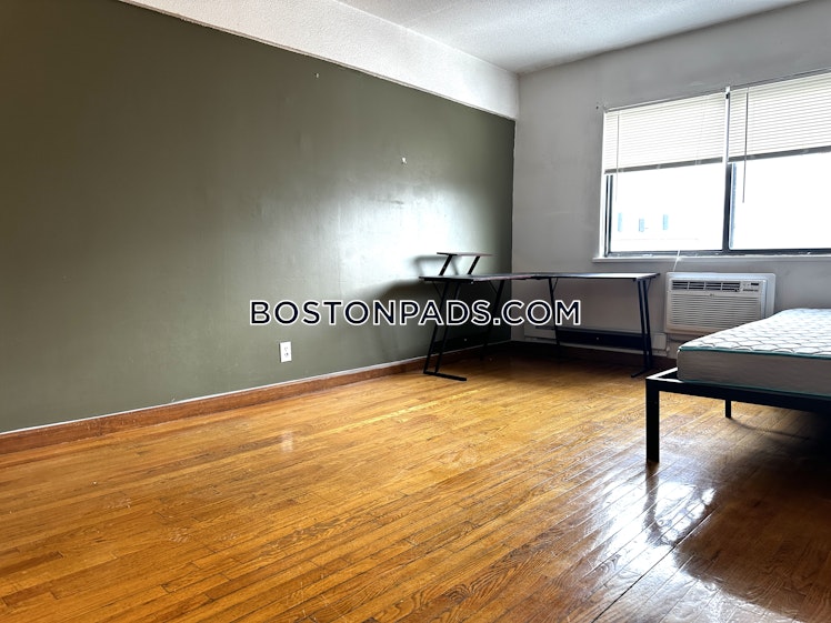 Commonwealth Ave., Boston