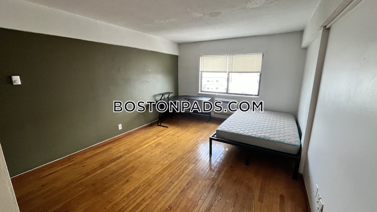 Commonwealth Ave., Boston