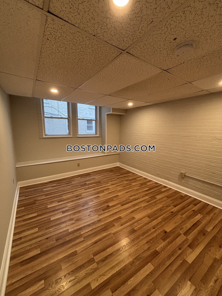 Commonwealth Ave., Boston