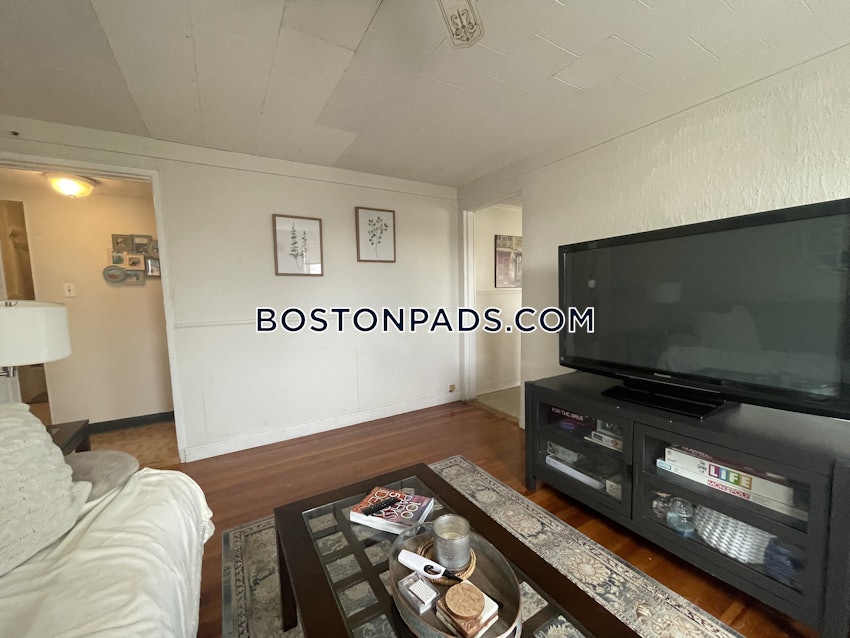 SOMERVILLE - DAVIS SQUARE - 4 Beds, 1 Bath - Image 1