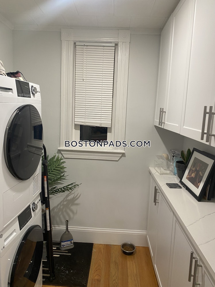 Bakersfield St., Boston