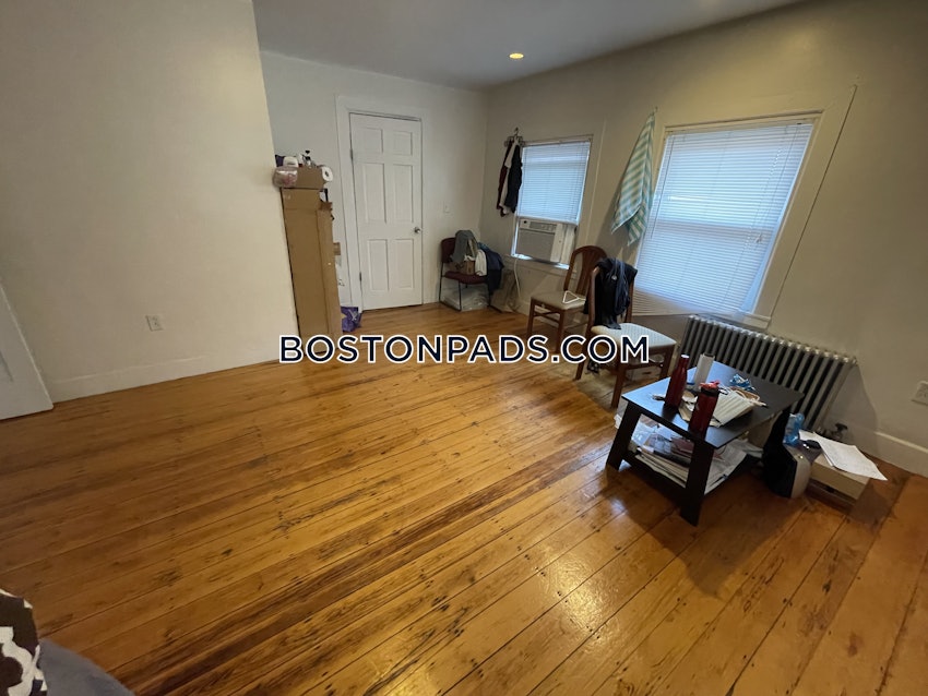 BOSTON - FORT HILL - 4 Beds, 2 Baths - Image 3