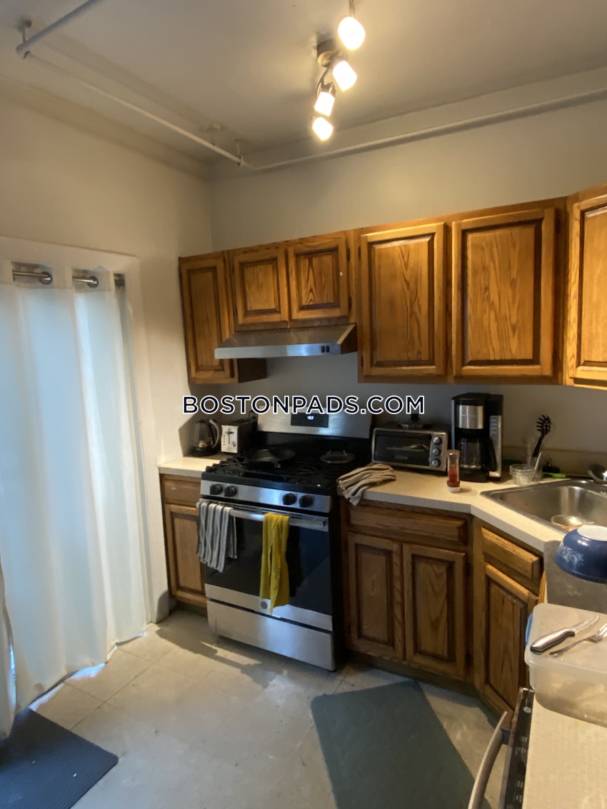 SOMERVILLE - PORTER SQUARE - 3 Beds, 2 Baths - Image 4