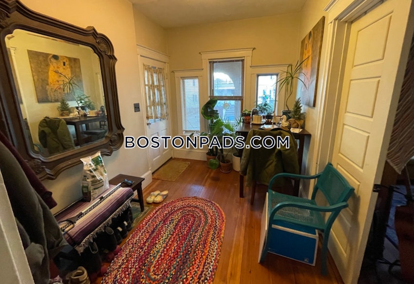 SOMERVILLE - DAVIS SQUARE - 4 Beds, 1 Bath - Image 3