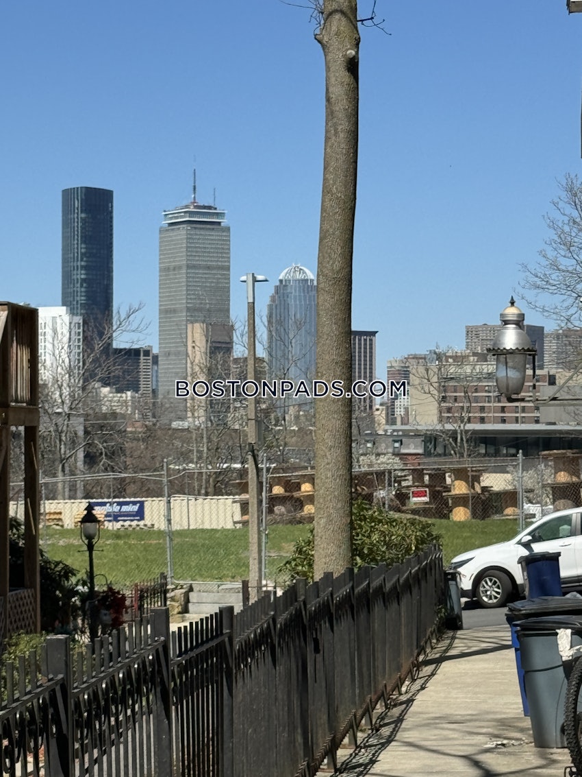 BOSTON - FORT HILL - 4 Beds, 2 Baths - Image 20