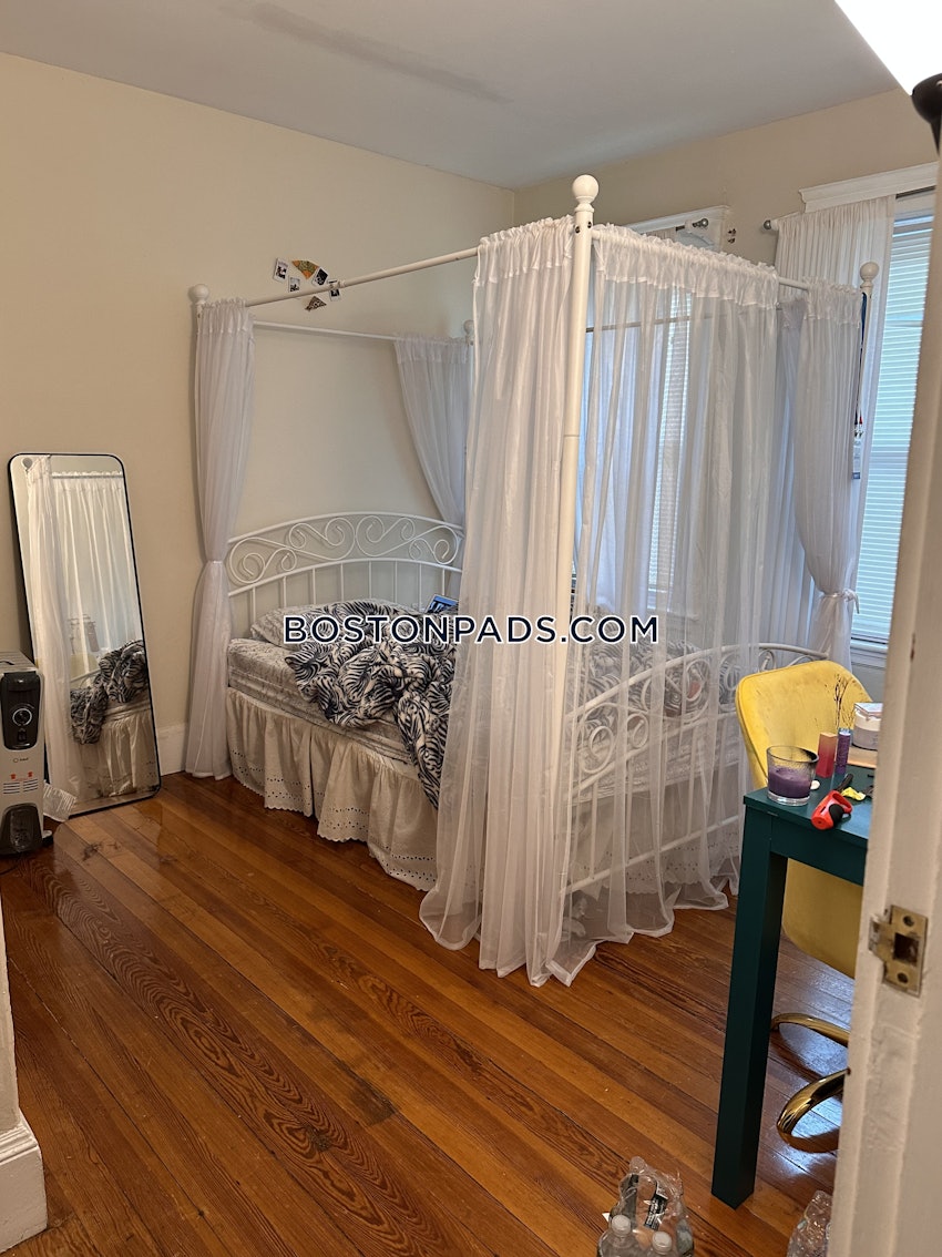 SOMERVILLE - DAVIS SQUARE - 3 Beds, 1 Bath - Image 12