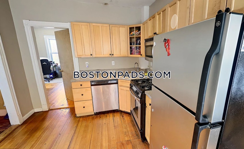 MEDFORD - TUFTS - 4 Beds, 2 Baths - Image 14