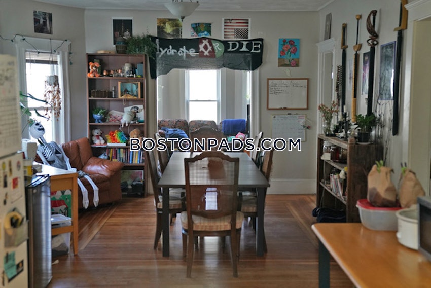 SOMERVILLE - DAVIS SQUARE - 5 Beds, 2 Baths - Image 3