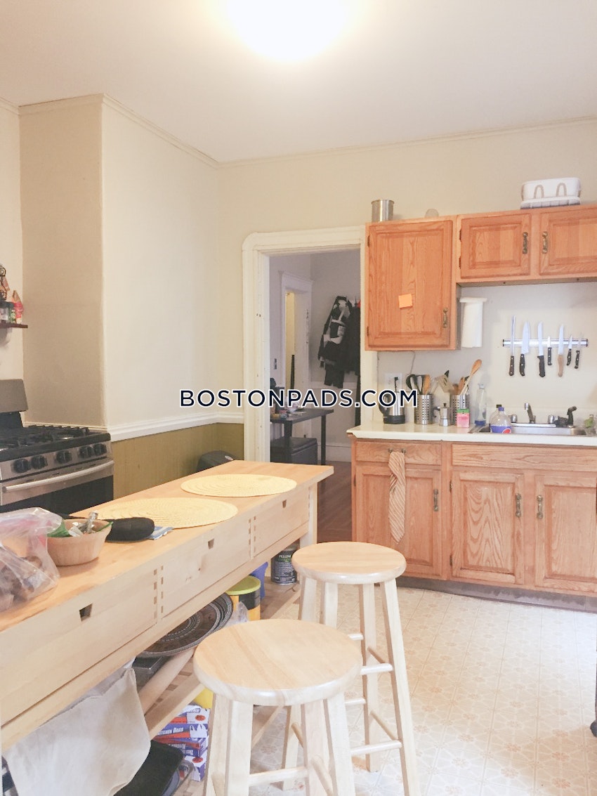 SOMERVILLE - DAVIS SQUARE - 4 Beds, 1 Bath - Image 1