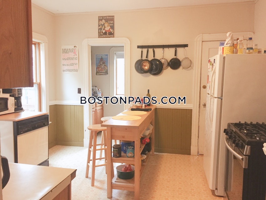 SOMERVILLE - DAVIS SQUARE - 4 Beds, 1 Bath - Image 5