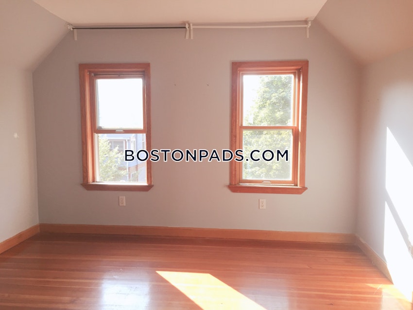 SOMERVILLE - DAVIS SQUARE - 4 Beds, 1 Bath - Image 2