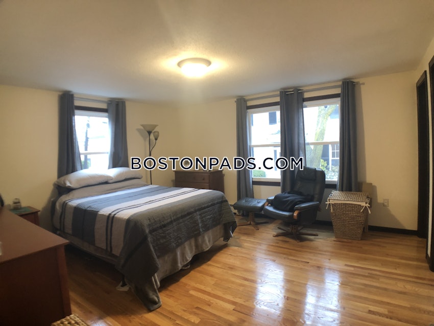 CAMBRIDGE - HARVARD SQUARE - 4 Beds, 2 Baths - Image 15