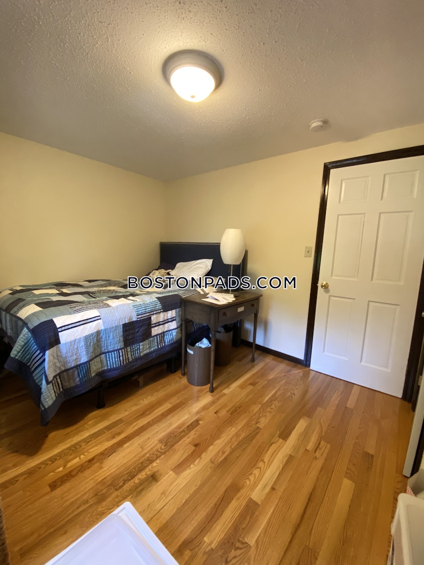 CAMBRIDGE - HARVARD SQUARE - 4 Beds, 2 Baths - Image 9