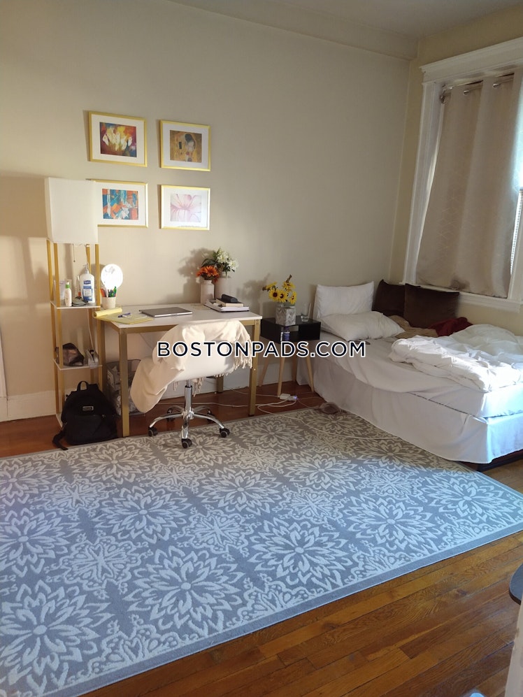 Commonwealth Ave., Boston