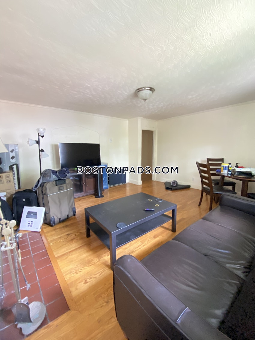 BROOKLINE - CHESTNUT HILL - 4 Beds, 2 Baths - Image 1