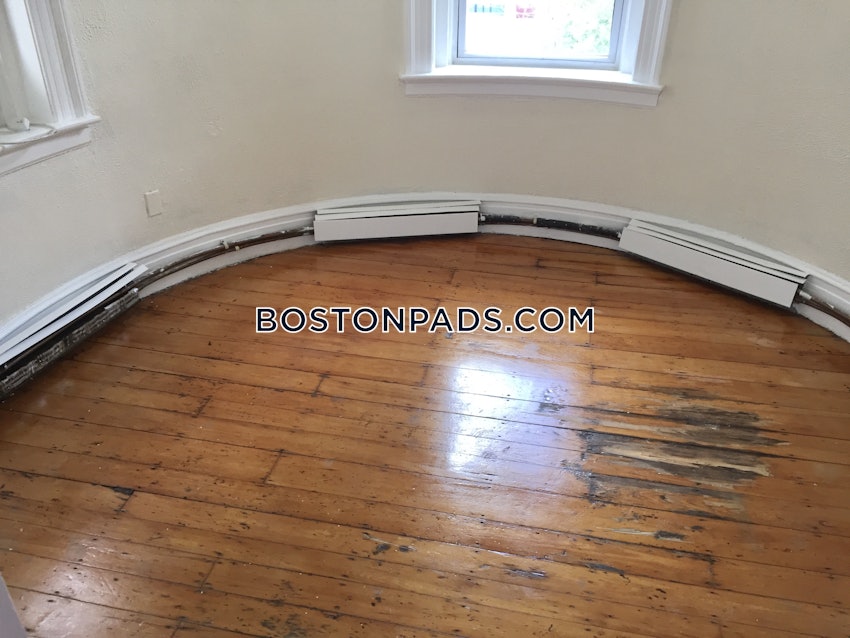 BROOKLINE- BOSTON UNIVERSITY - 4 Beds, 1 Bath - Image 27