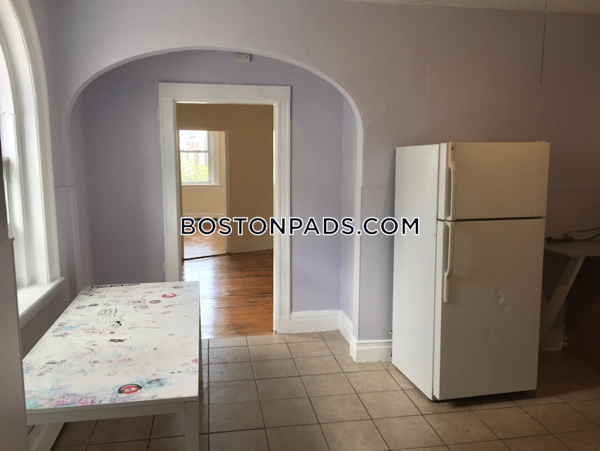 BROOKLINE- BOSTON UNIVERSITY - 4 Beds, 1 Bath - Image 24