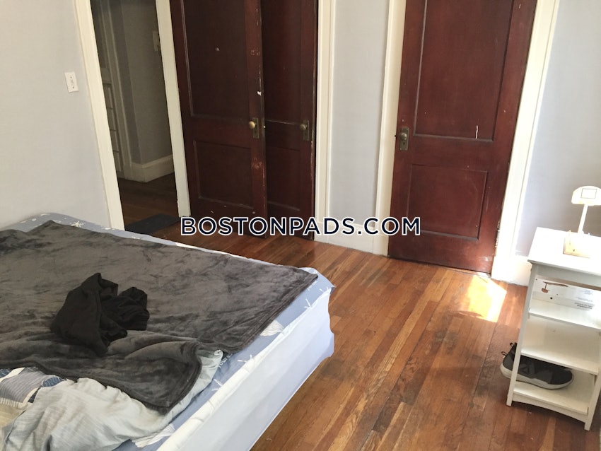 BROOKLINE- BOSTON UNIVERSITY - 4 Beds, 1 Bath - Image 9