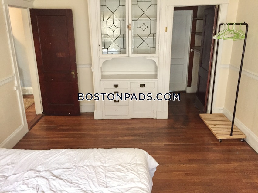 BROOKLINE- BOSTON UNIVERSITY - 4 Beds, 1 Bath - Image 25