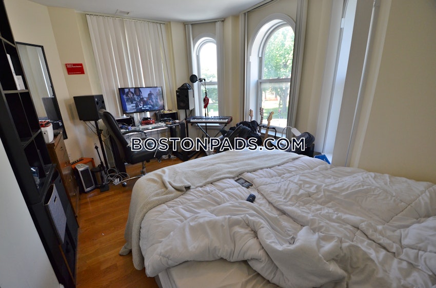 BOSTON - BACK BAY - 3 Beds, 1 Bath - Image 4