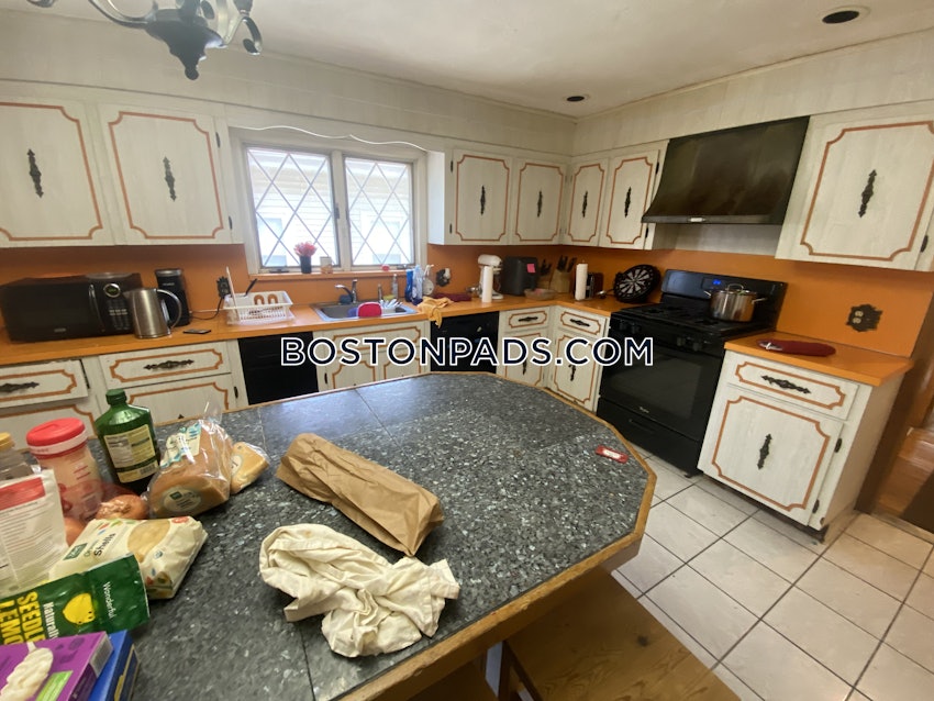 MEDFORD - TUFTS - 6 Beds, 2 Baths - Image 9