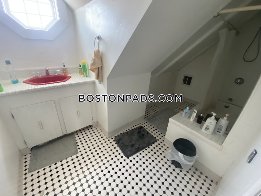 MEDFORD - TUFTS - 6 Beds, 2 Baths - Image 37