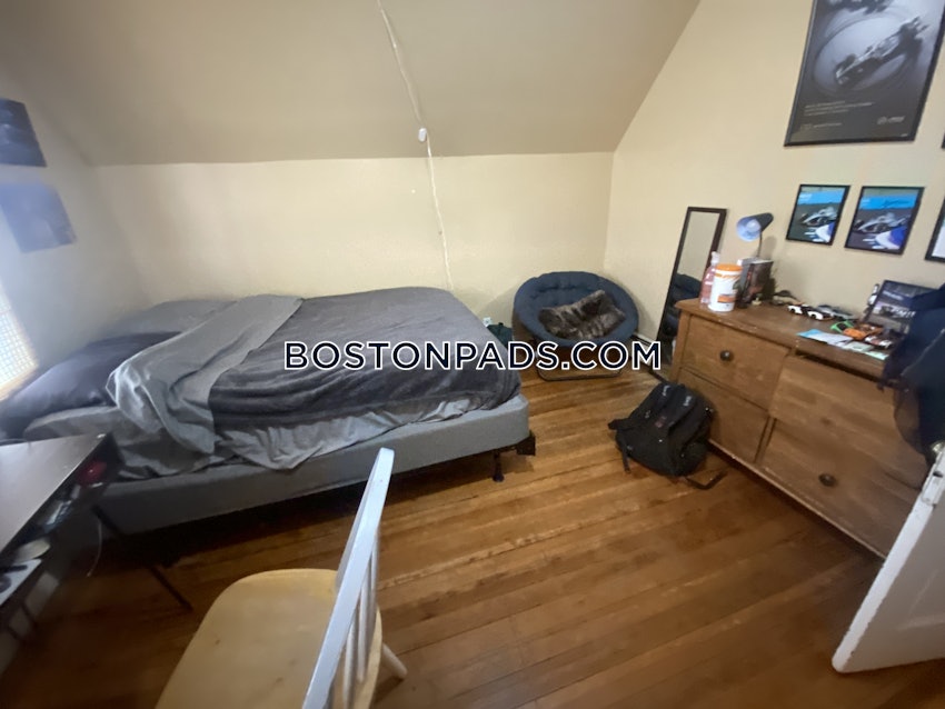 MEDFORD - TUFTS - 6 Beds, 2 Baths - Image 14