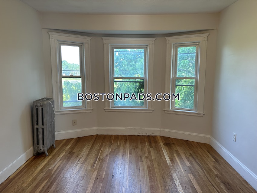 MEDFORD - TUFTS - 4 Beds, 1 Bath - Image 25