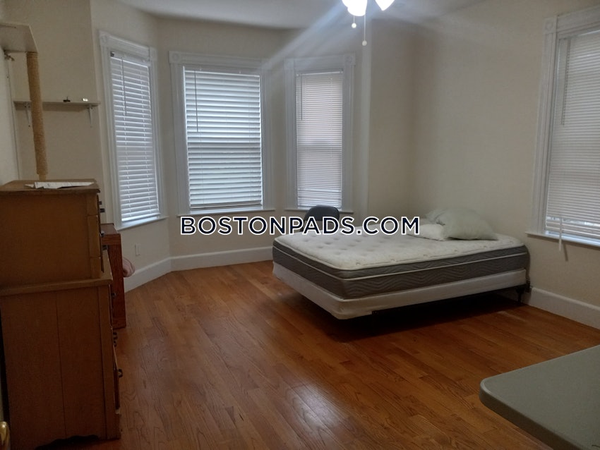BOSTON - FORT HILL - 2 Beds, 1 Bath - Image 4