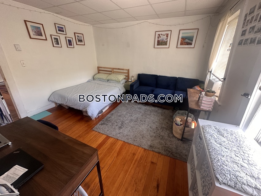 CAMBRIDGE - MT. AUBURN/BRATTLE/ FRESH POND - 2 Beds, 1 Bath - Image 4