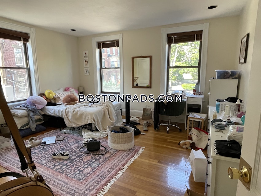 BROOKLINE - BEACONSFIELD - 4 Beds, 3 Baths - Image 17