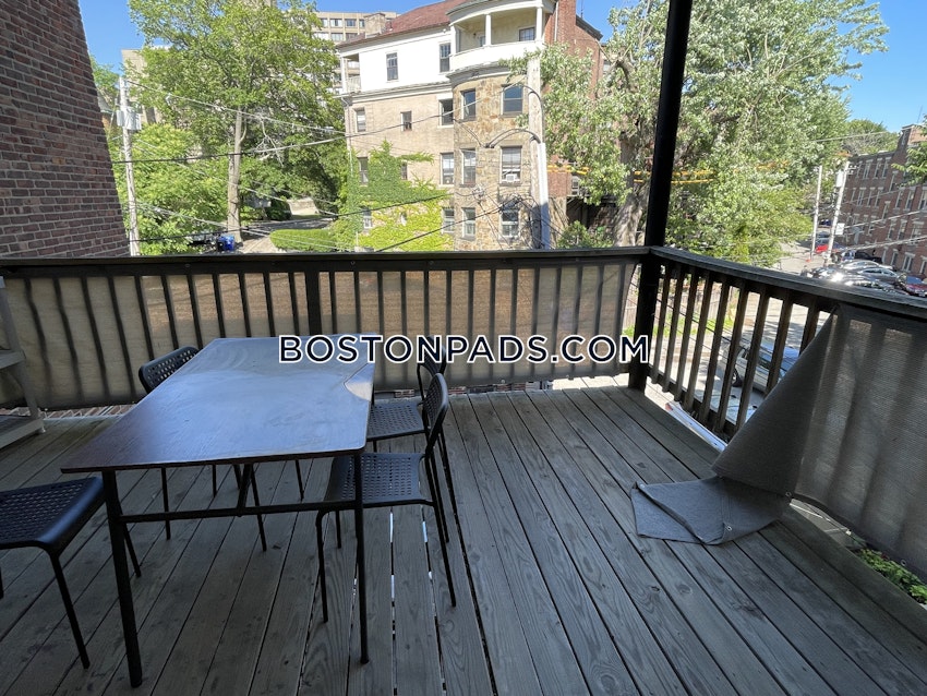 BROOKLINE - BEACONSFIELD - 4 Beds, 3 Baths - Image 11