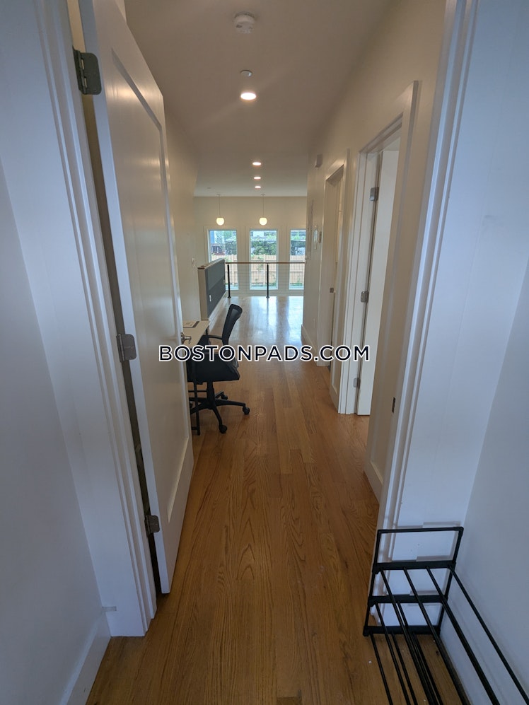 Colonial Ave., Boston