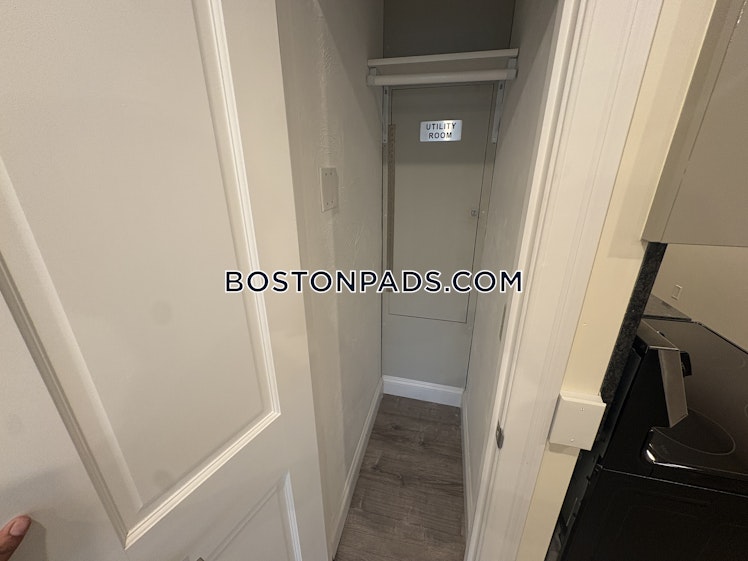 Commonwealth Ave., Boston