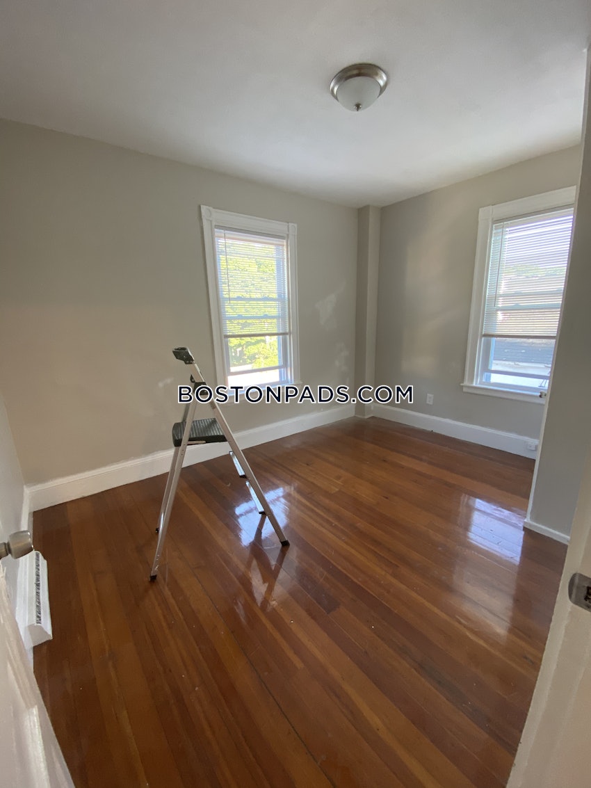 BOSTON - HYDE PARK - 4 Beds, 1 Bath - Image 17