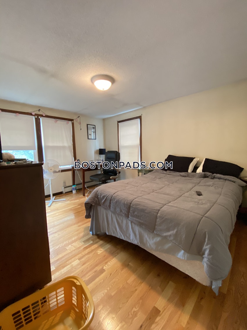 CAMBRIDGE - HARVARD SQUARE - 4 Beds, 2 Baths - Image 7