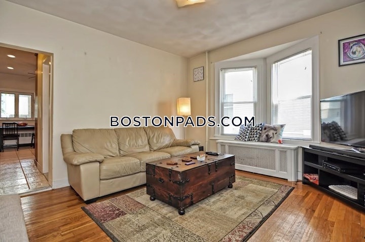 medford-apartment-for-rent-3-bedrooms-1-bath-tufts-3600-8014392 