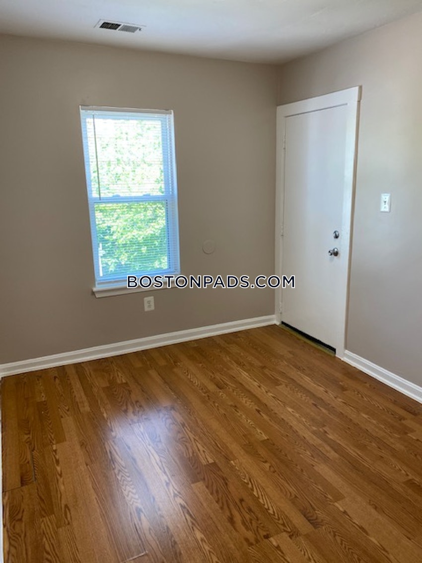 BOSTON - HYDE PARK - 4 Beds, 1 Bath - Image 10