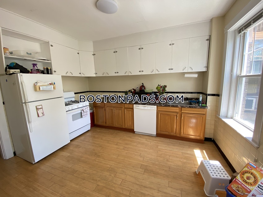 BROOKLINE- BOSTON UNIVERSITY - 3 Beds, 1 Bath - Image 3