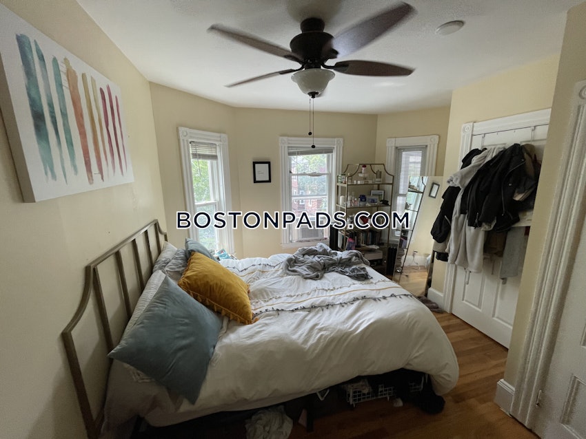 SOMERVILLE - DAVIS SQUARE - 4 Beds, 2 Baths - Image 17