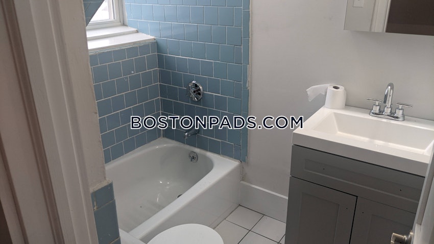 QUINCY - WOLLASTON - 1 Bed, 1 Bath - Image 3