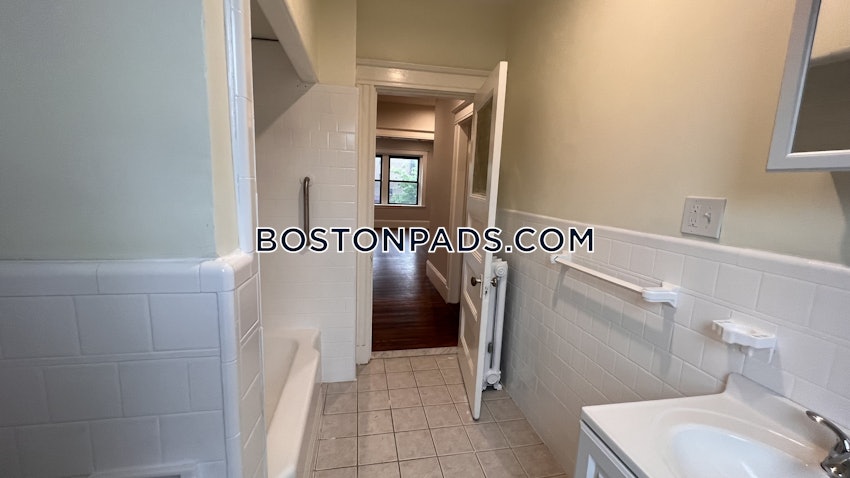 BROOKLINE - BEACONSFIELD - 3 Beds, 1 Bath - Image 10