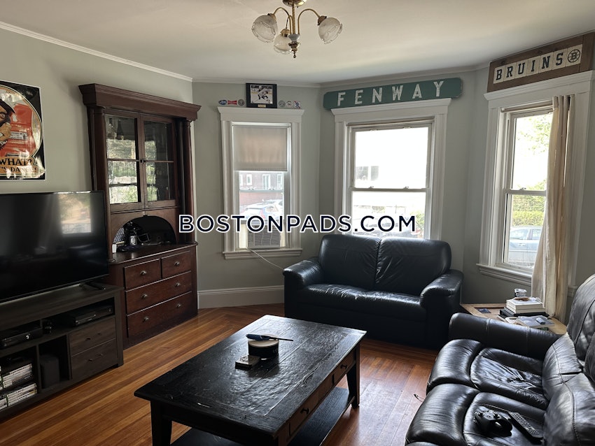 SOMERVILLE - TUFTS - 4 Beds, 1 Bath - Image 2