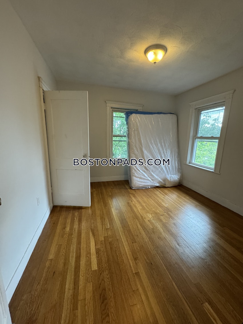 MEDFORD - TUFTS - 4 Beds, 1 Bath - Image 52